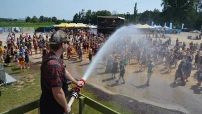 Bei Temperaturen von über 35 Grad am Samstagnachmittag sorgte Wassertrüdingens Freiwillige Feuerwehr für Abkühlung. Von den Wasserfontänen ließen sich viele AKF-Besuchende gerne erfrischen. (Foto: Peter Tippl)