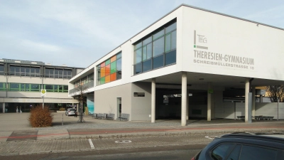 Der moderne Anschein trügt: Das Theresien-Gymnasium, dessen Haupthaus aus den 1970er-Jahren stammt und Mitte der 1990er-Jahre erweitert wurde, ist ein Sanierungsfall. (Foto: Winfried Vennemann)