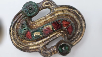 Nach dem Fund eines reich ausgestatteten Frauen-Grabes kamen Forscher zu neuen Erkenntnissen über frühe Migration.  (Foto: Korolnik Restaurierung/Bayerisches Landesamt für Denkmalpflege (BLfD)/dpa)