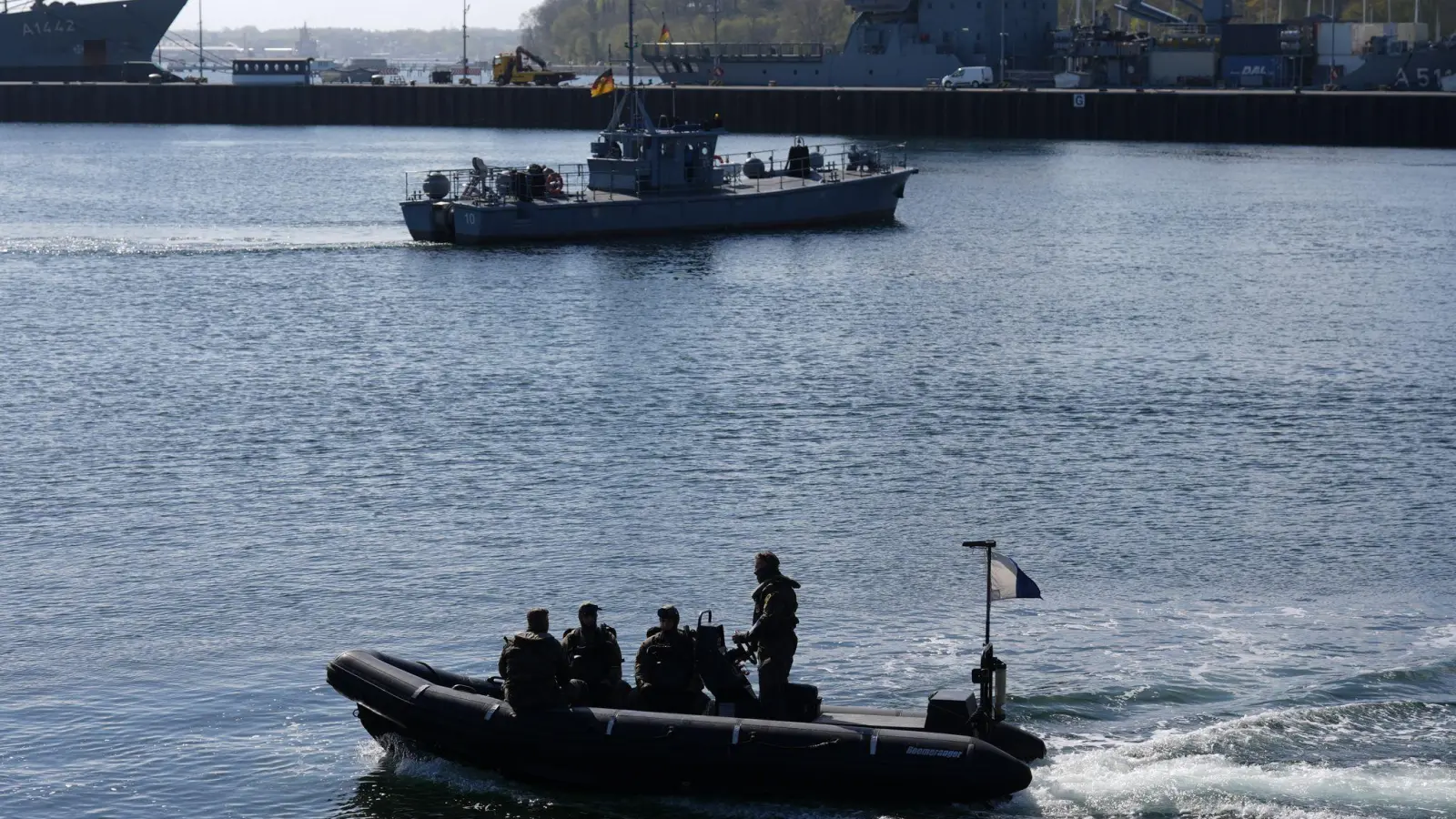 Minentaucher der Bundeswehr in einem Schlachboot. (Foto: Marcus Brandt/dpa)