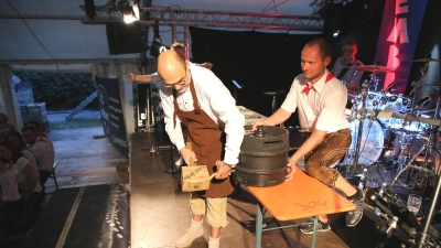 Souverän stach Bürgermeister Markus Liebich im vergangenen Jahr das erste Fass Bier im Festzelt an. Doch der Festwirt zahlte am Ende drauf. Deshalb gibt es heuer ein reduziertes Angebot. (Archivfoto: Alexander Biernoth)