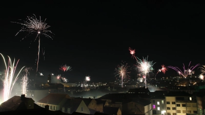 In Ansbach wurde in der Silvesternacht 2022/23 auch in der historischen Innenstadt kräftig geböllert. An die Einschränkung hielt sich kaum jemand, wie dieses Bild mit aufsteigenden Raketen von Martin-Luther-Platz eindeutig belegt. (Foto: Alexander Biernoth)