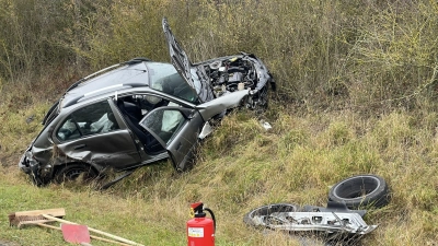 Ein 84-Jähriger schleuderte mit seinem Auto auf der Straße zwischen Neuendettelsau und Windsbach in einen Graben. Das Fahrzeug erlitt Totalschaden. (Foto: NEWS5/Felix Besold)