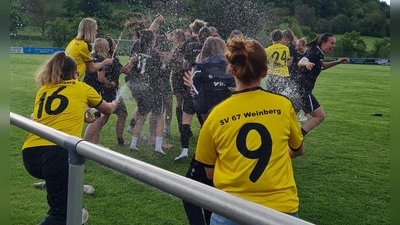 Immer wieder schön, so eine spontane Meisterfeier: Die Frauen des SV Weinberg II feiern den Titelgewinn in der Landesliga. (Foto: SV Weinberg)