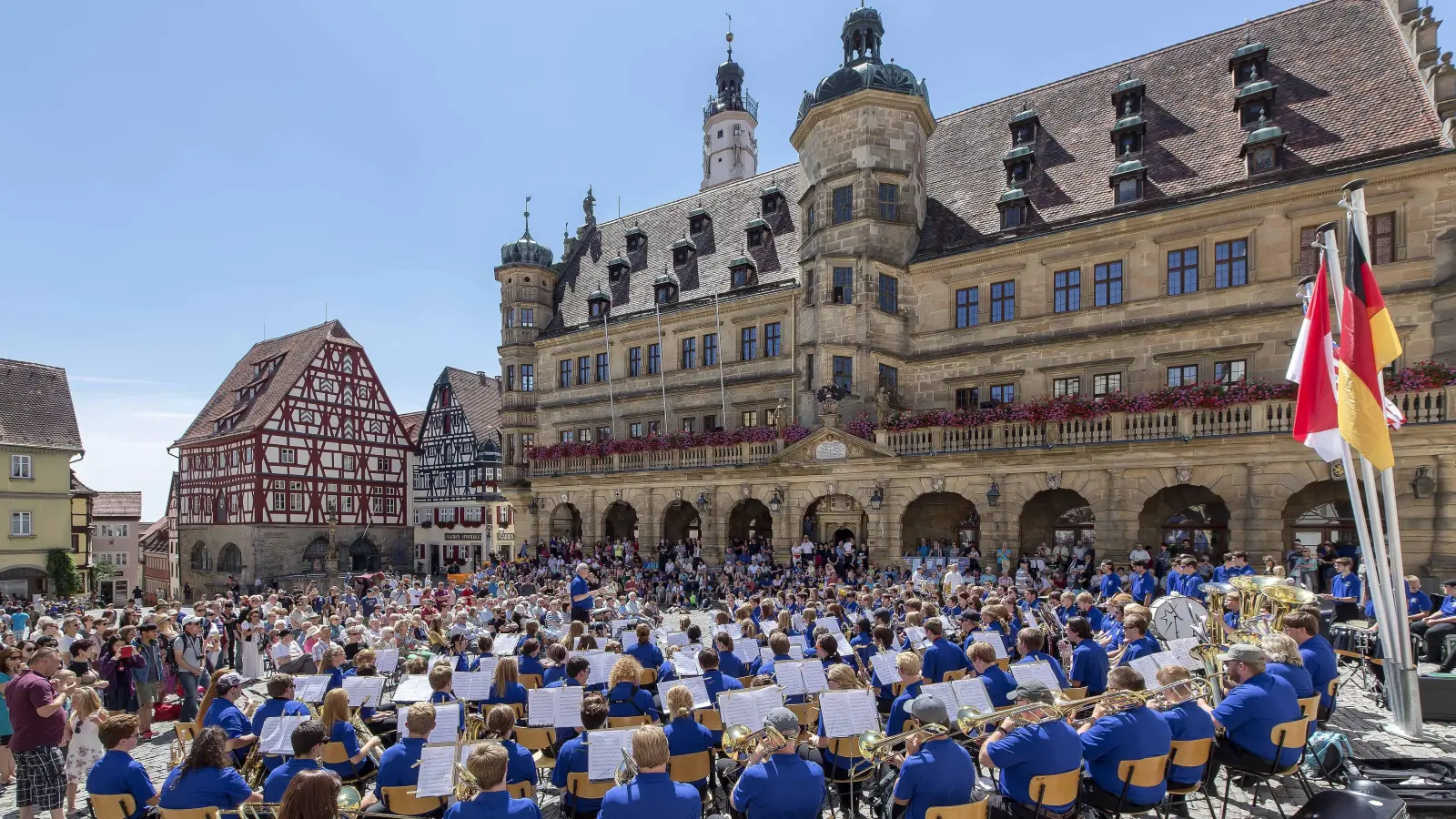 Junge US-Musiker gastieren im Sommer in Rothenburg. Während die Chöre in der Kirche singen, spielen die Bands auf dem Marktplatz. (Foto: Willi Pfitzinger)