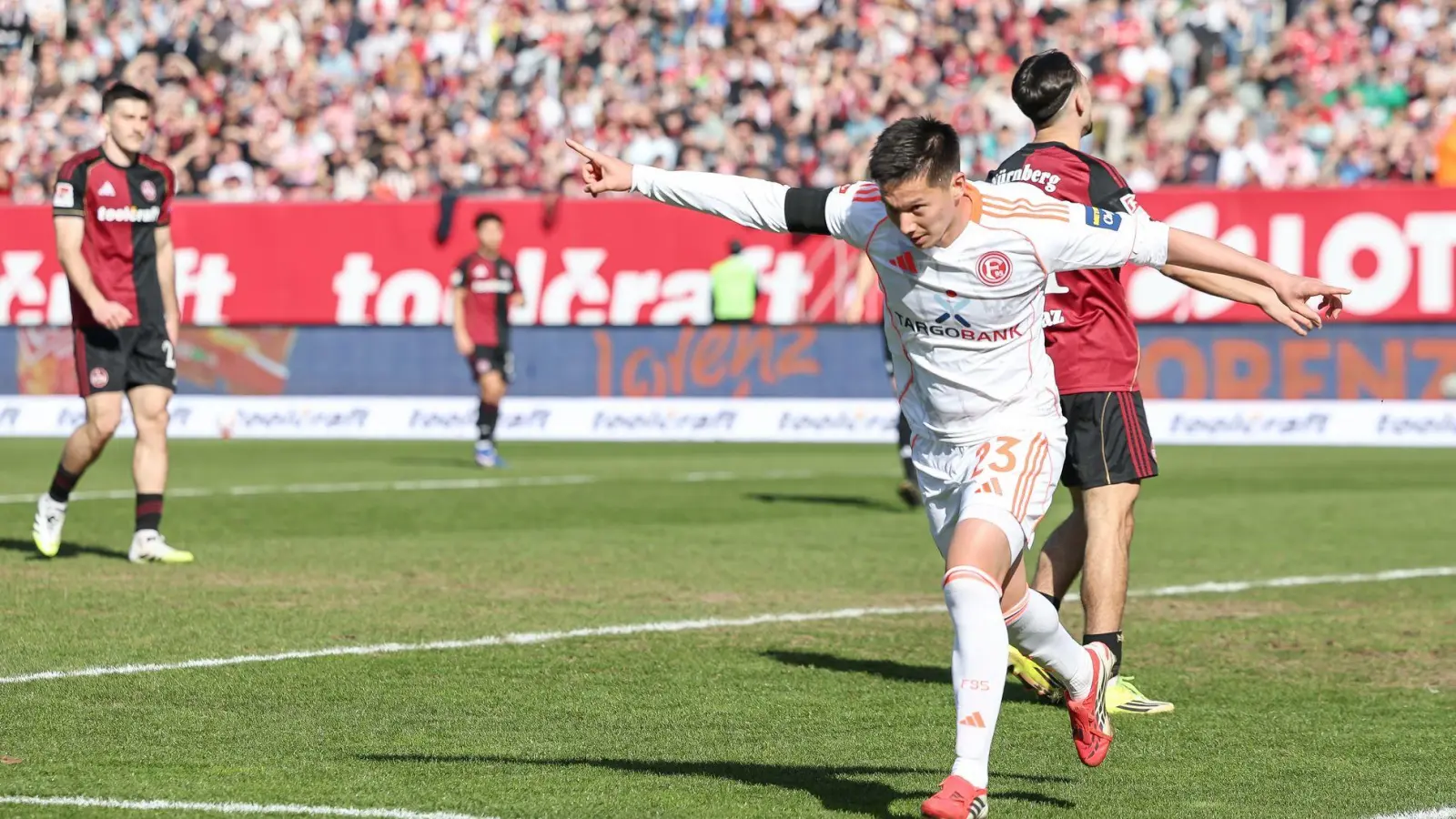 Düsseldorfs Shinta Appelkamp jubelt nach seinem Tor zum 1:0. (Foto: Daniel Löb/dpa)