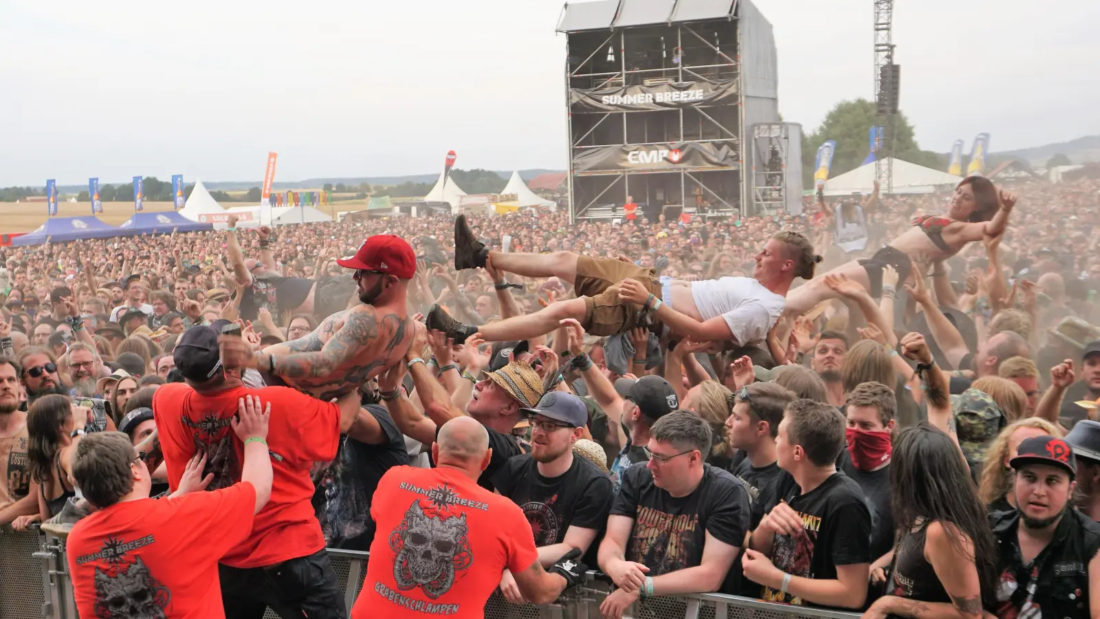 Das gehört zu jedem Rockkonzert: Crowdsurfen. Doch beim Summer-Breeze-Festival erstatteten mehrere Frauen Anzeige wegen sexueller Belästigung. (Foto: Kai Schlichtermann)