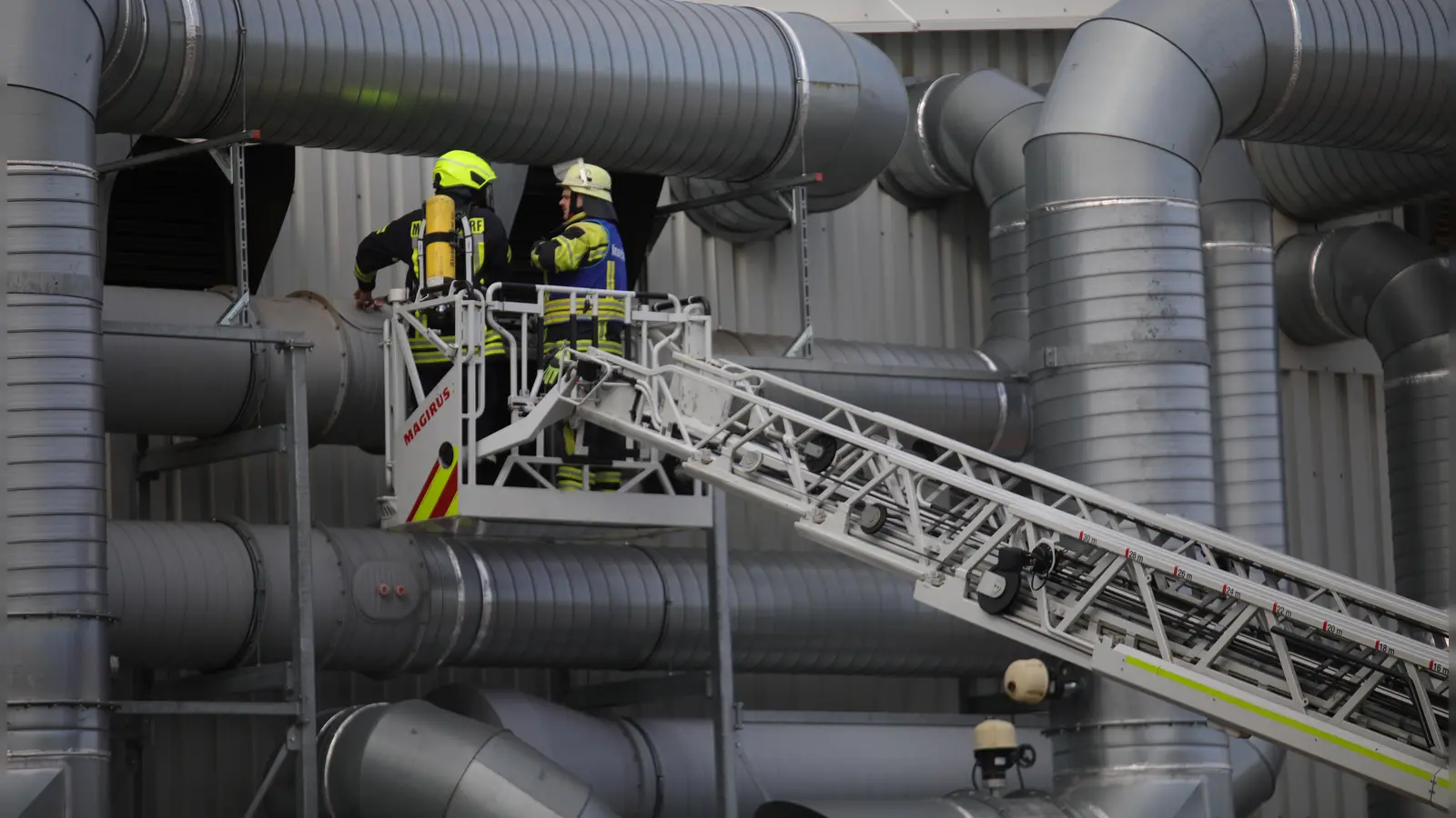 Feuerwehrkräfte inspizierten die Absauganlage in einem Industriebetrieb in Wolframs-Eschenbach. (Foto: NEWS5/Markus Zahn)