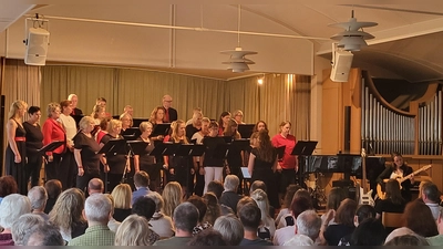 Der Erwachsenenchor unter der Leitung von Larissa Grünbauer brachte die Zuhörer im vollbesetzte Saal immer wieder zu Beifallsbekundungen. (Foto: Albert Schülein)