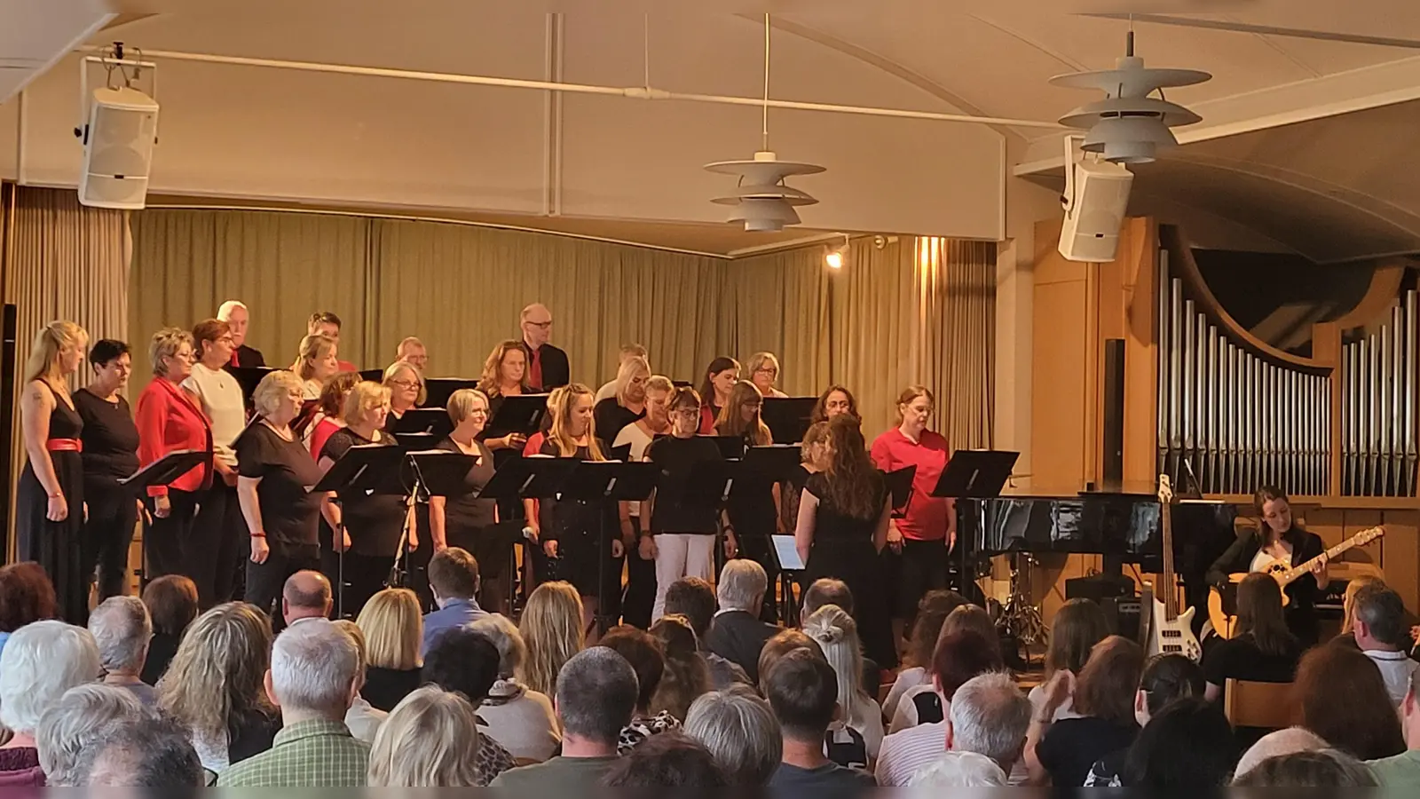 Der Erwachsenenchor unter der Leitung von Larissa Grünbauer brachte die Zuhörer im vollbesetzte Saal immer wieder zu Beifallsbekundungen. (Foto: Albert Schülein)