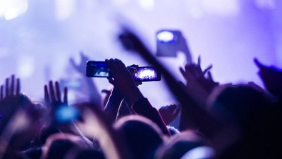 Musik soll Menschen verbinden - doch Wucherpreise auf dem Zweitmarkt machen einen Konzertbesuch für viele Fans unerschwinglich, kritisiert die Branche. (Symbolbild) (Foto: Christophe Gateau/dpa)