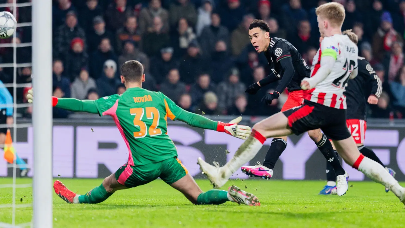 Jamal Musiala(M) trifft platziert und wuchtig zum 1:0. (Foto: Rolf Vennenbernd/dpa)
