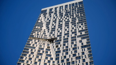 Eine Drohne hat den markanten Wolkenkratzer in der Mosfilmowskaja-Straße in Moskau beschädigt. (Foto: Uncredited/AP/dpa)