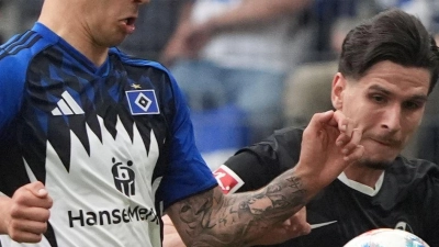 Torschützen unter sich: HSV-Verteidiger Luka Vuskovic (l) und Freiburgs Igor Matanovic.  (Foto: Marcus Brandt/dpa)