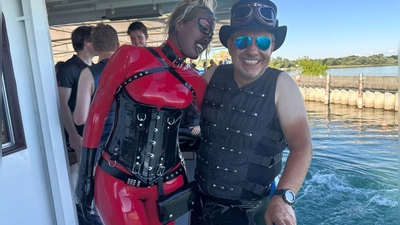 Das Paar ist extra aus Hamburg angereist.  (Foto: Aleksandra Bakmaz/dpa)