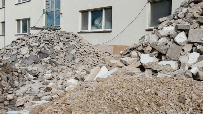 Der Bauschutt vor einem ehemaligen Wohnhaus im Patrick-Henry-Village in Heidelberg ist bereits vorsortiert. (Foto: Uwe Anspach/dpa)