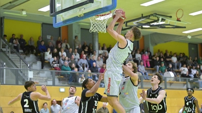Lars Lenke (mit Ball, im Spiel gegen Weimar), war mit 17 Punkten erfolgreichster Ansbacher in Breitengüßbach. (Foto: Martin Rügner)