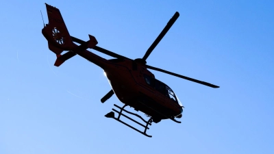 Mit dem Rettungshubschrauber wurde die 18-Jährige ins Krankenhaus gebracht. (Symbolbild) (Foto: Julian Stratenschulte/dpa)