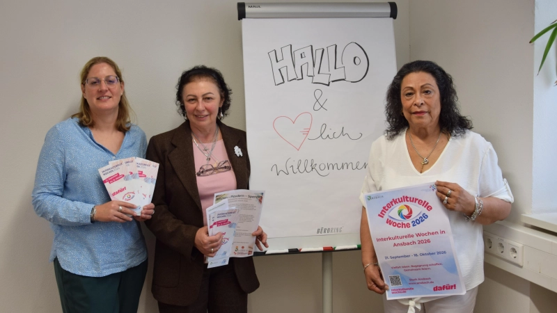 Stellten das Programm der Interkulturellen Wochen vor (von links): Anne Ziegler vom Geschäftsbereich Oberbürgermeister der Stadt Ansbach sowie die Organisatorinnen, Integrationsbeauftragte Iryna Savchenko und Villy Wiegel, Vorsitzende des Integrationsbeirates. (Foto: Florian Schwab)