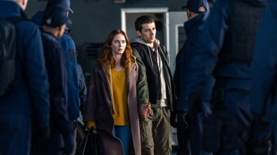 Wettermoderatorin Margaret Fairchild (Emily Blunt) und Cybersicherheitsexperte Daniel Kellner (Josh O'Connor) werden gejagt. (Foto: Niko Tavernise/Universal Pictures/dpa)