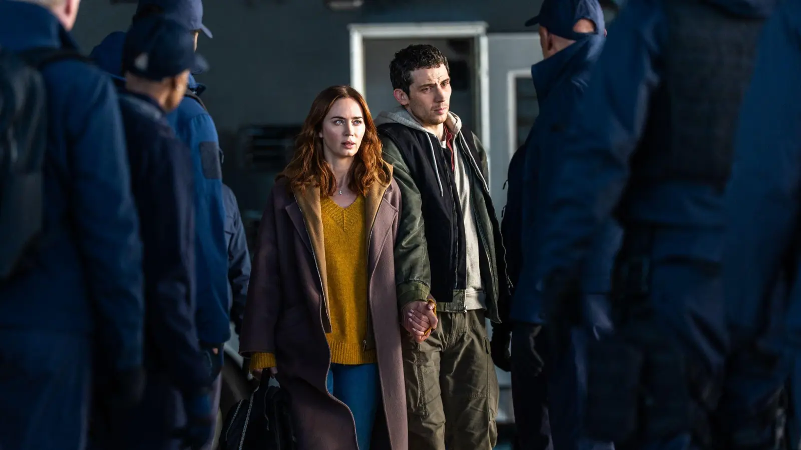 Wettermoderatorin Margaret Fairchild (Emily Blunt) und Cybersicherheitsexperte Daniel Kellner (Josh O'Connor) werden gejagt. (Foto: Niko Tavernise/Universal Pictures/dpa)