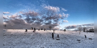 Spaß unterm weiß-blauen Himmel gibt es am Klinger in Neustadt, zeigt unser Leser Rainer Hillebrand. (Foto: Rainer Hillebrand)