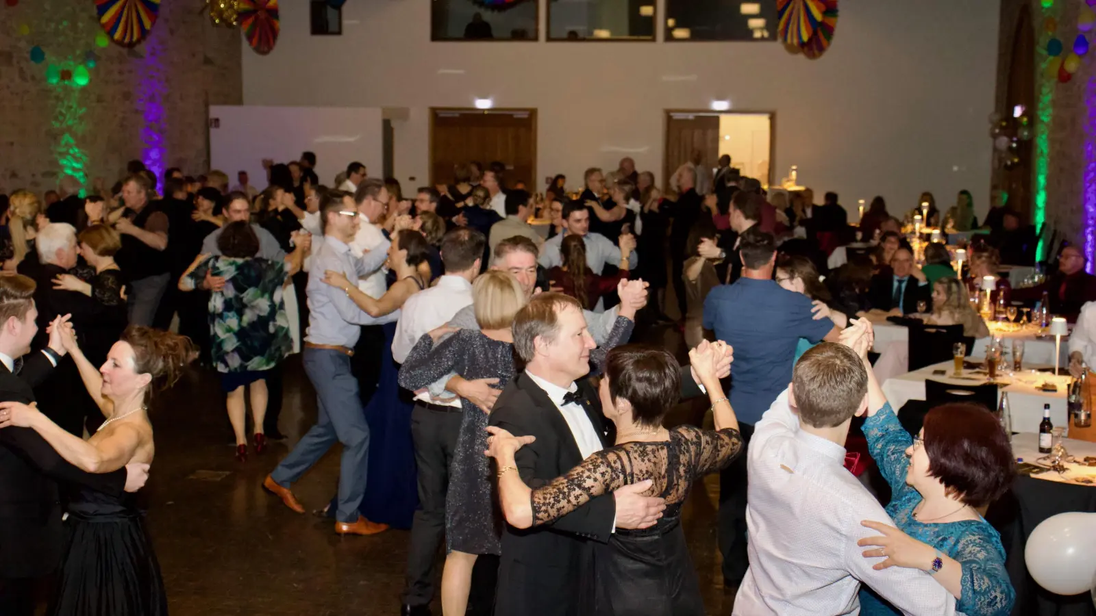 Der Ball der Tanzsport-Abteilung des TSV 2000 startete mit einem Wiener Walzer, darauf folgten direkt ein Cha-Cha-Cha und ein Foxtrott. Bis nach Mitternacht wurde getanzt.  (Foto: Jessica Kreissl)