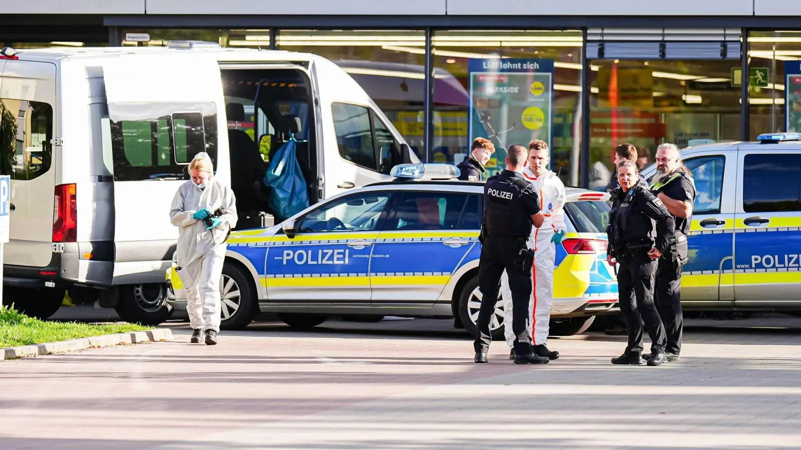 In einem Ratzeburger Supermarkt ist nach Polizeiangaben eine Frau getötet worden.  (Foto: Marcel von Fehrn/dpa)