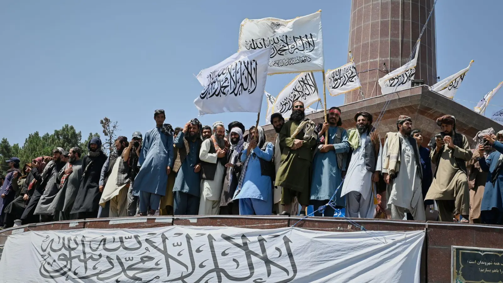 Anhänger der Taliban-Regierung feiern den fünften Jahrestag der Machtübernahme in Kabul. (Foto: Nava Jamshidi/AP/dpa)