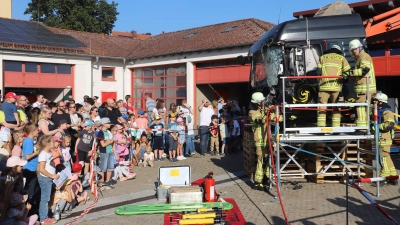 In einer Übung nahmen die Einsatzkräfte einen Lkw-Unfall an. Dabei mussten sie die Fahrerkabine öffnen. (Foto: Oliver Herbst)