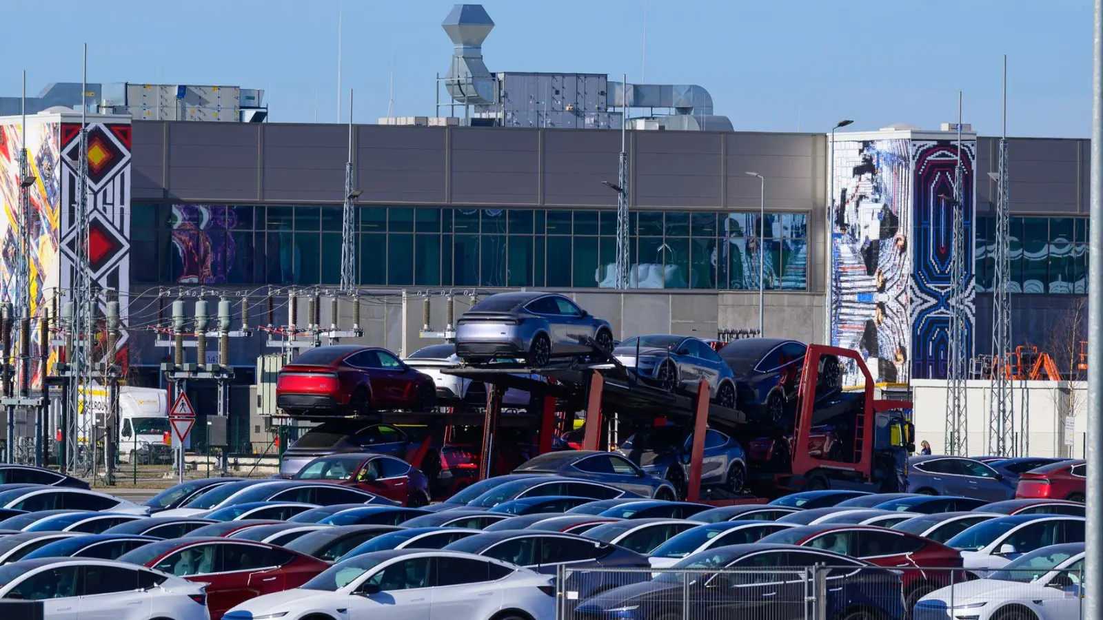 Der US-Elektroautobauer Tesla will die Zahl der Beschäftigten in seinem Werk in Grünheide aufstocken.(Archivbild) (Foto: Patrick Pleul/dpa)