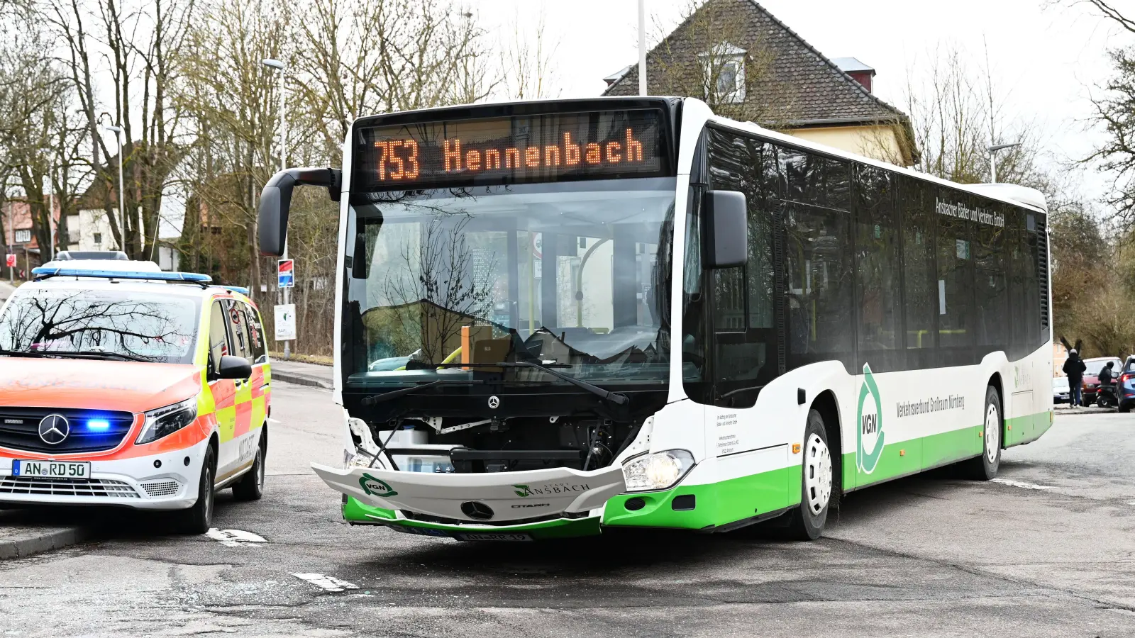Ein Linienbus ist auf der Schloßstraße seitlich gegen ein Auto gefahren.  (Foto: Luca Paul)