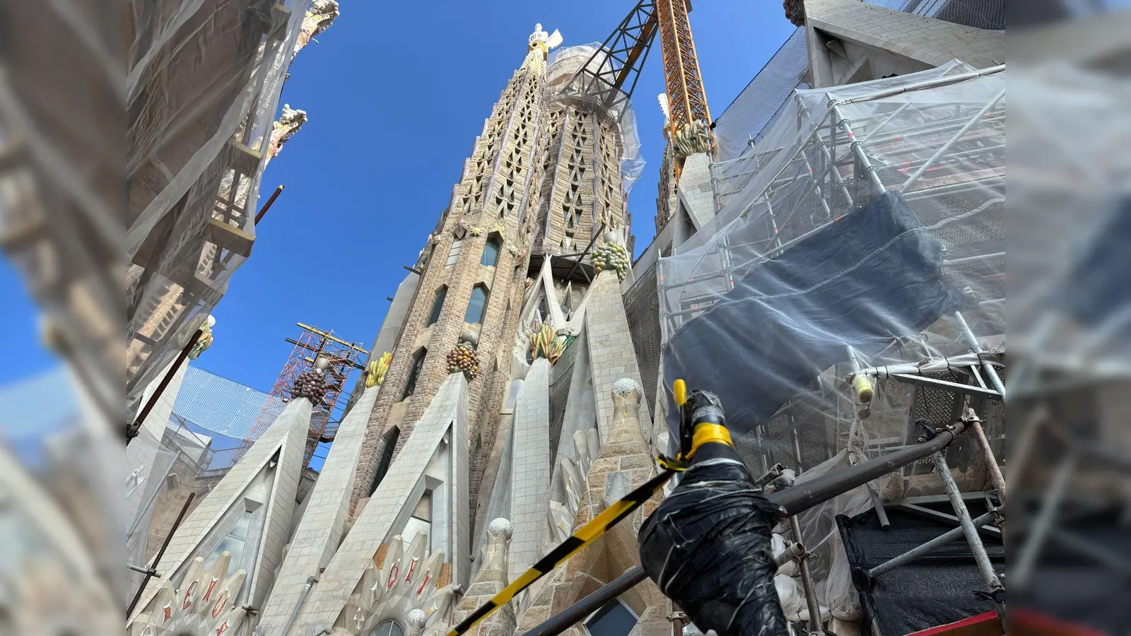 Mit der Krönung des Jesusturmes mit einem in Deutschland gebauten begehbaren Kreuzes hat die Basilika Sagrada Familia in Barcelona ihre endgültige Höhe von 172,5 Metern erreicht. Bis zur Fertigstellung des 1882 begonnenen Baus wird es aber noch mindestens bis 2034 dauern.  (Foto: Jan-Uwe Ronneburger/dpa)