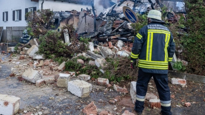 Einsatzkräfte fanden einen toten Menschen in dem Wohnhaus.  (Foto: Armin Weigel/dpa)