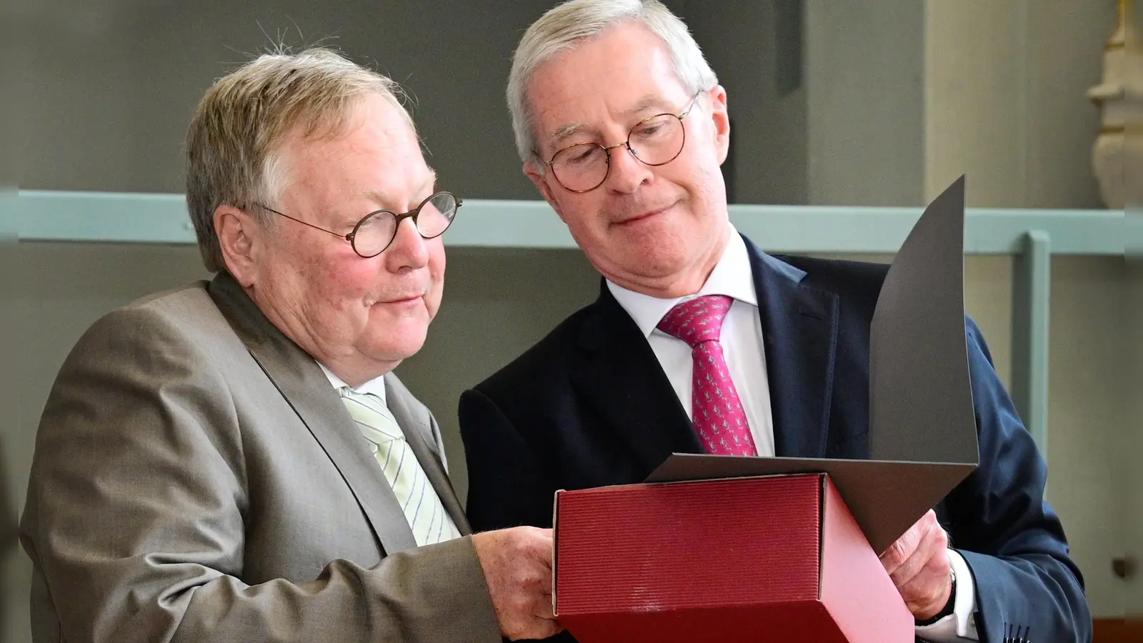 Jürgen Fitschen (rechts) bedankte sich im Namen des Vereins der Freunde der Bachwoche Ansbach bei Dr. Andreas Bomba für seine Arbeit als Intendant mit einem symbolischen Karton Wein. (Foto: Jim Albright)