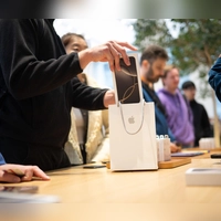 Bei Apple lohnt es sich nach der Markteinführung eines neuen iPhones circa ein halbes Jahr mit dem Kauf zu warten - erst dann sind sie im Schnitt rund 10 Prozent günstiger. (Foto: Sebastian Christoph Gollnow/dpa)