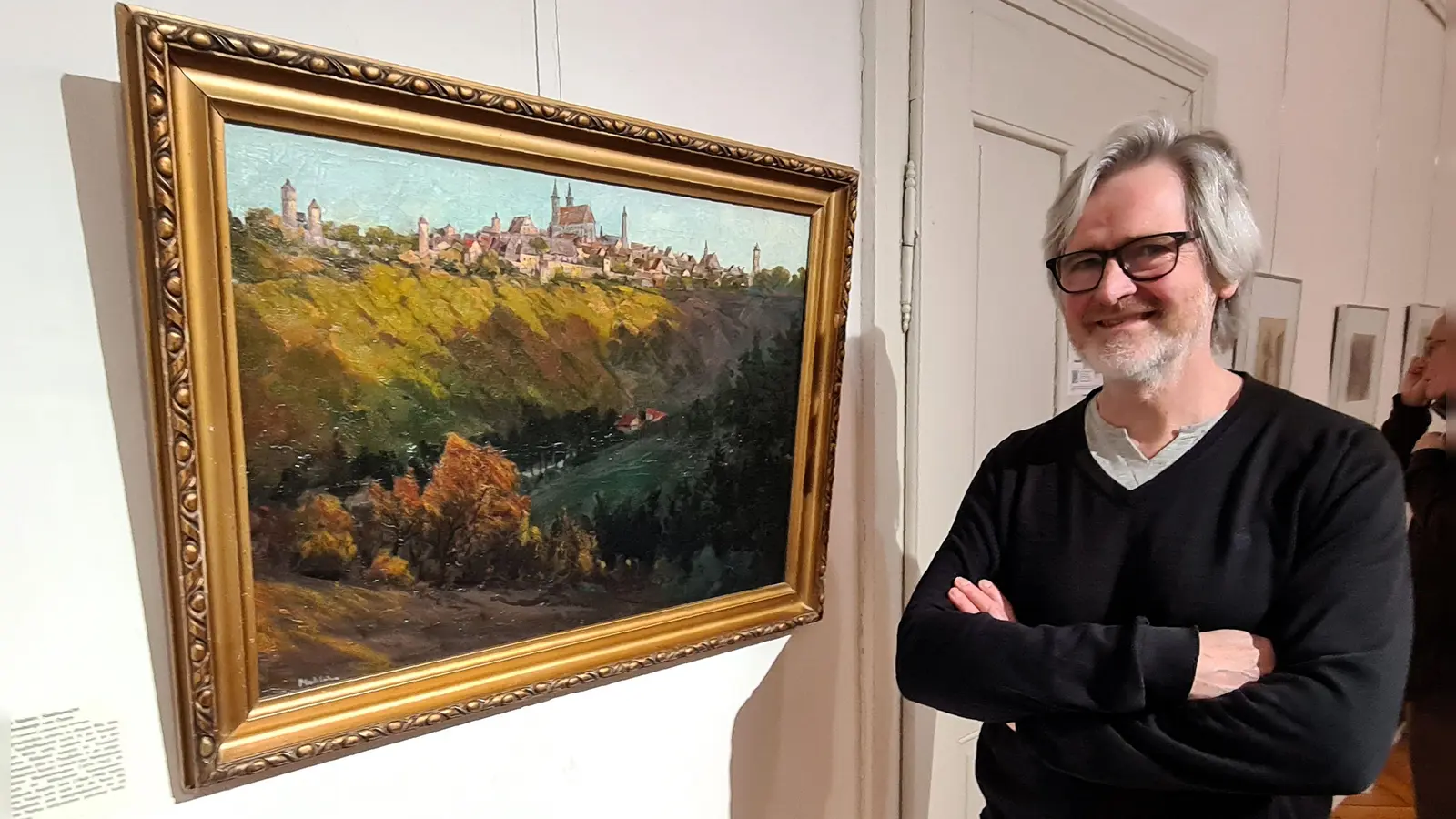 Dr. Hellmuth Möhring ist Kurator der Ausstellung, hier steht er vor dem Werk „Stadtansicht von Osten“. (Foto: Margit Schwandt)