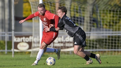 Der TV Dietenhofen (in Rot Fabian Schneider) schlug den SVV Weigenheim (in Schwarz Johannes Rahn) mit 1:0. (Foto: Martin Rügner)