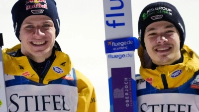 Andreas Wellinger (l) und Philipp Raimund aus Deutschland belegen beim Super-Team-Event in Lake Placid den zweiten Platz. (Foto: Robert F. Bukaty/AP/dpa)