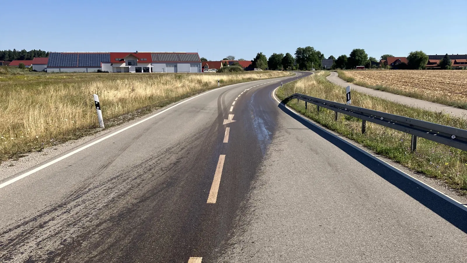 1000 Liter Zuckermelasse verlor ein Lkw-Fahrer bei Dinkelsbühl. Weil er zunächst nicht merkte, dass er Fracht verlor, verteilte er die Masse auf mehreren Straßen.  (Foto: Straßenmeisterei Feuchtwangen)
