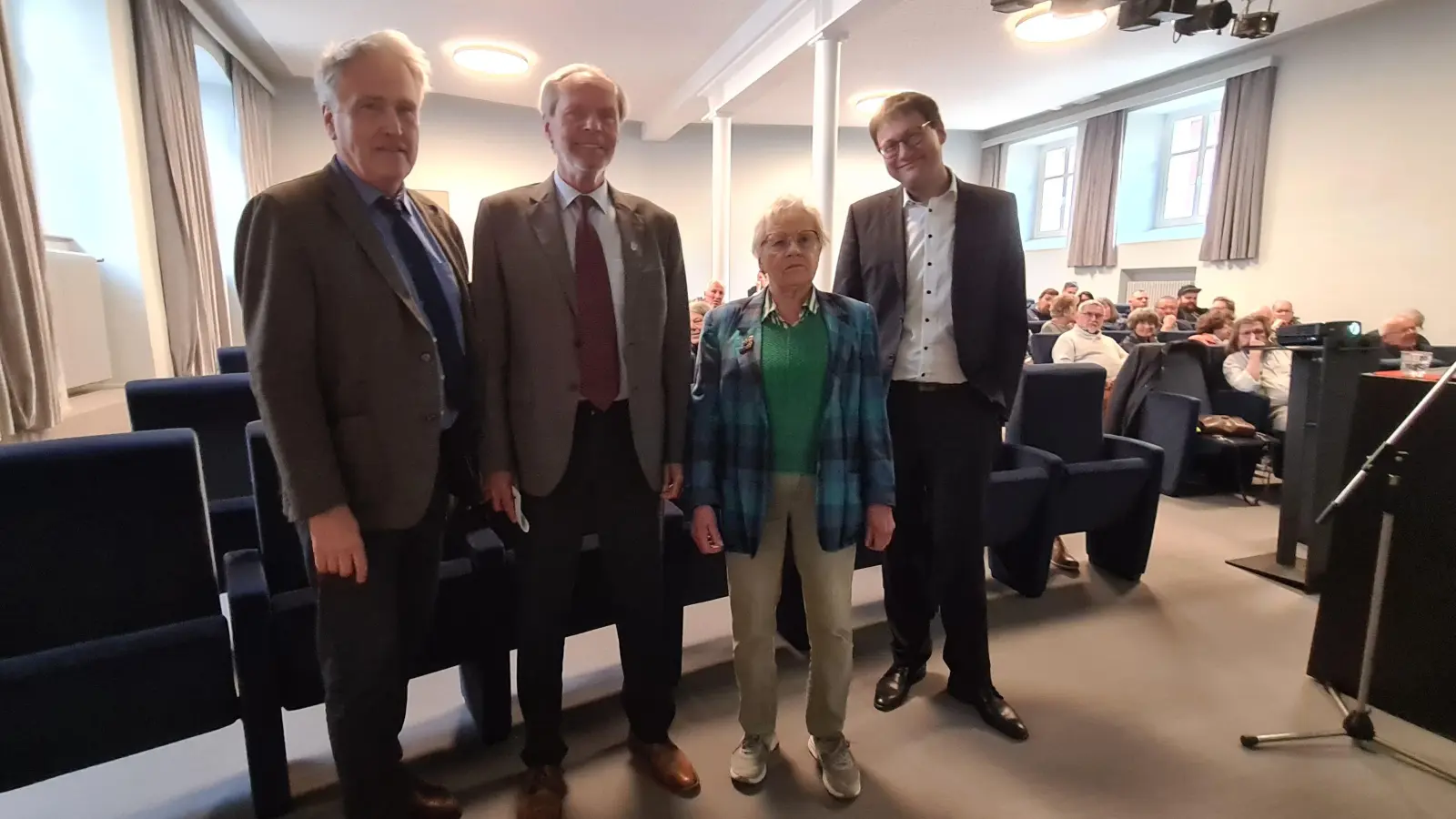 Gestalteten den Vortrag im Musiksaal (von links): Tourismusdirektor Dr. Jörg Christöphler, Zweiter Bürgermeister Dieter Kölle, Zeitzeugin Traudl Reingruber und Stadtarchivar Dr. Florian Huggenberger. (Foto: Margit Schwandt)