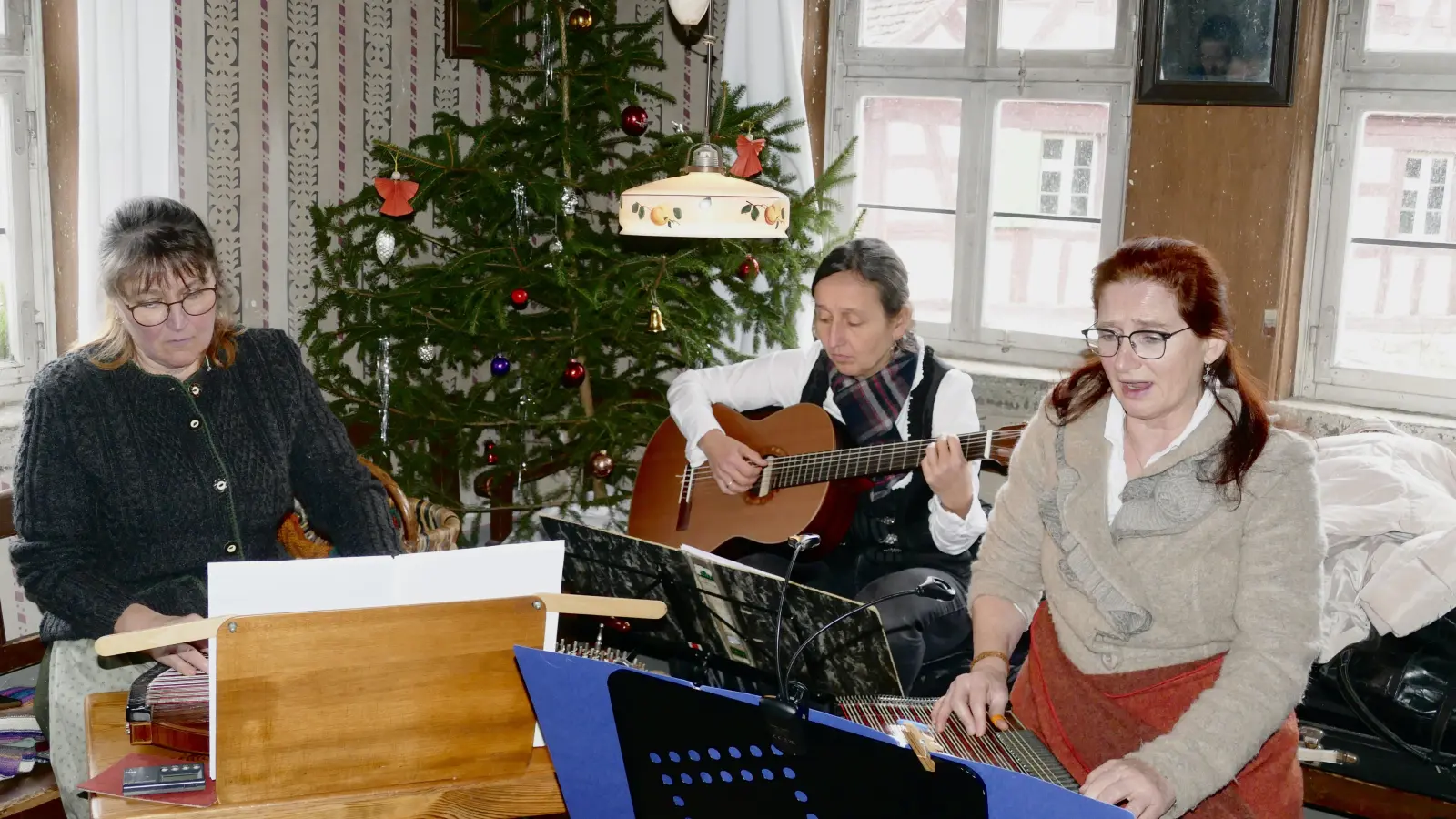 In der guten Stubn des Bauernhauses von Herrnberchtheim stimmten Musikerinnen auf Weihnachten ein. (Foto: Helmut Meixner)