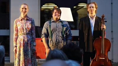 Interpretierten Jenny Erpenbecks Roman „Heimsuchung” (von links): Sophie Weikert, Niklas Schüler und Julius Uebelhör im Innenhof des Gymnasium Carolinum. (Foto: Thomas Wirth)