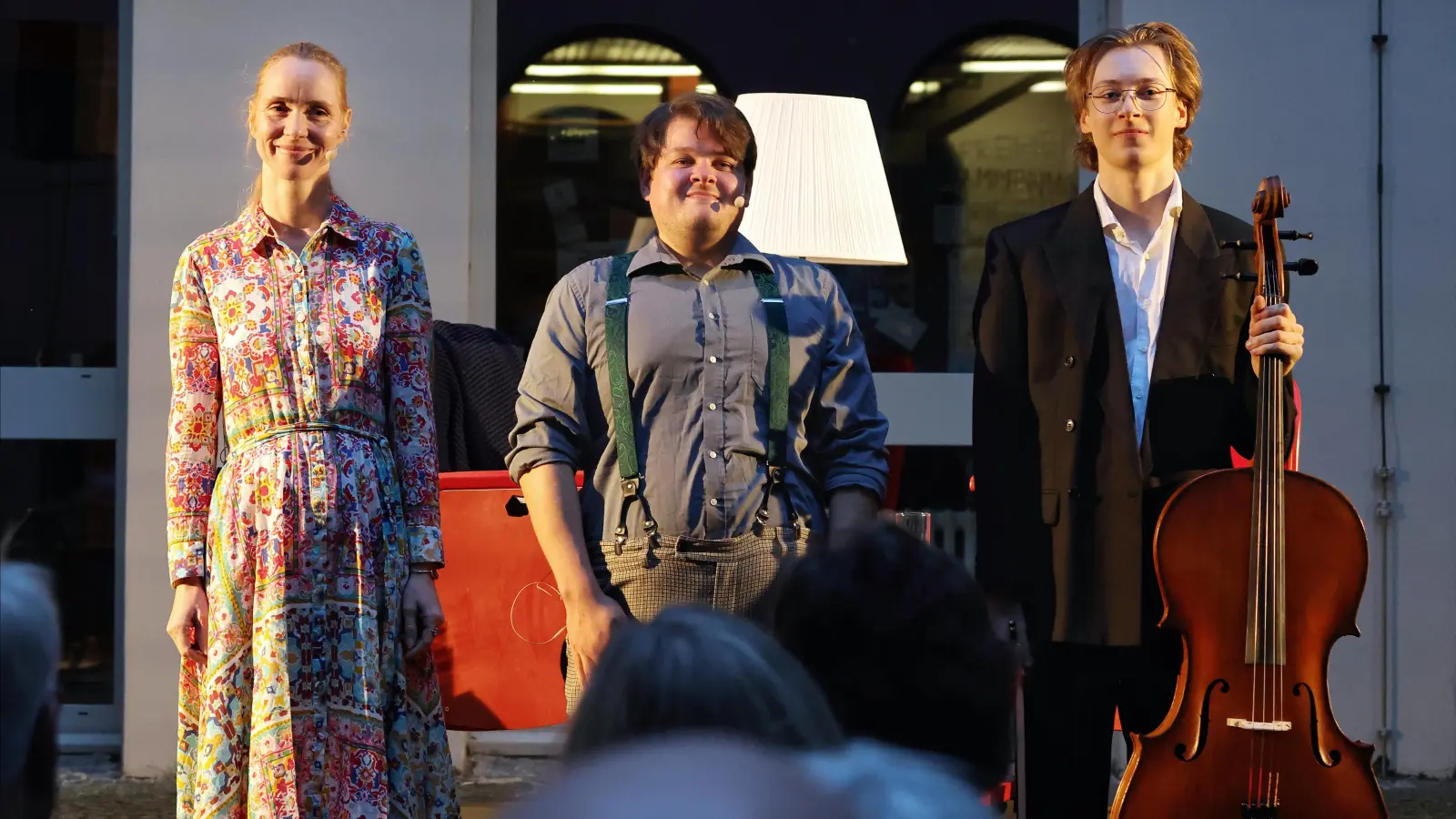 Interpretierten Jenny Erpenbecks Roman „Heimsuchung” (von links): Sophie Weikert, Niklas Schüler und Julius Uebelhör im Innenhof des Gymnasium Carolinum. (Foto: Thomas Wirth)