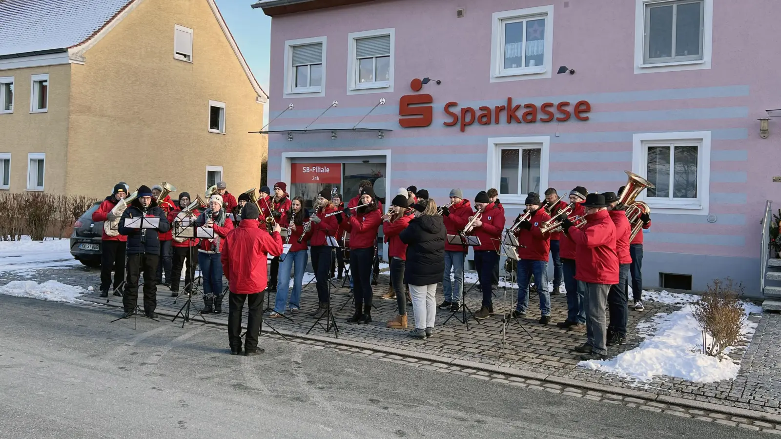Der 1. Europa-Musikzug Markt Dietenhofen hat bei seiner Neujahrstour in Bruckberg ein kleines Open-Air-Konzert mit Titeln aus seinem Repertoire an Märschen gegeben. (Foto: Yvonne Neckermann)