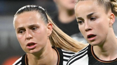 Klara Bühl und Giulia Gwinn (r) könnten in den nächsten Wochen zurückkehren. (Archivbild) (Foto: Sebastian Christoph Gollnow/dpa)