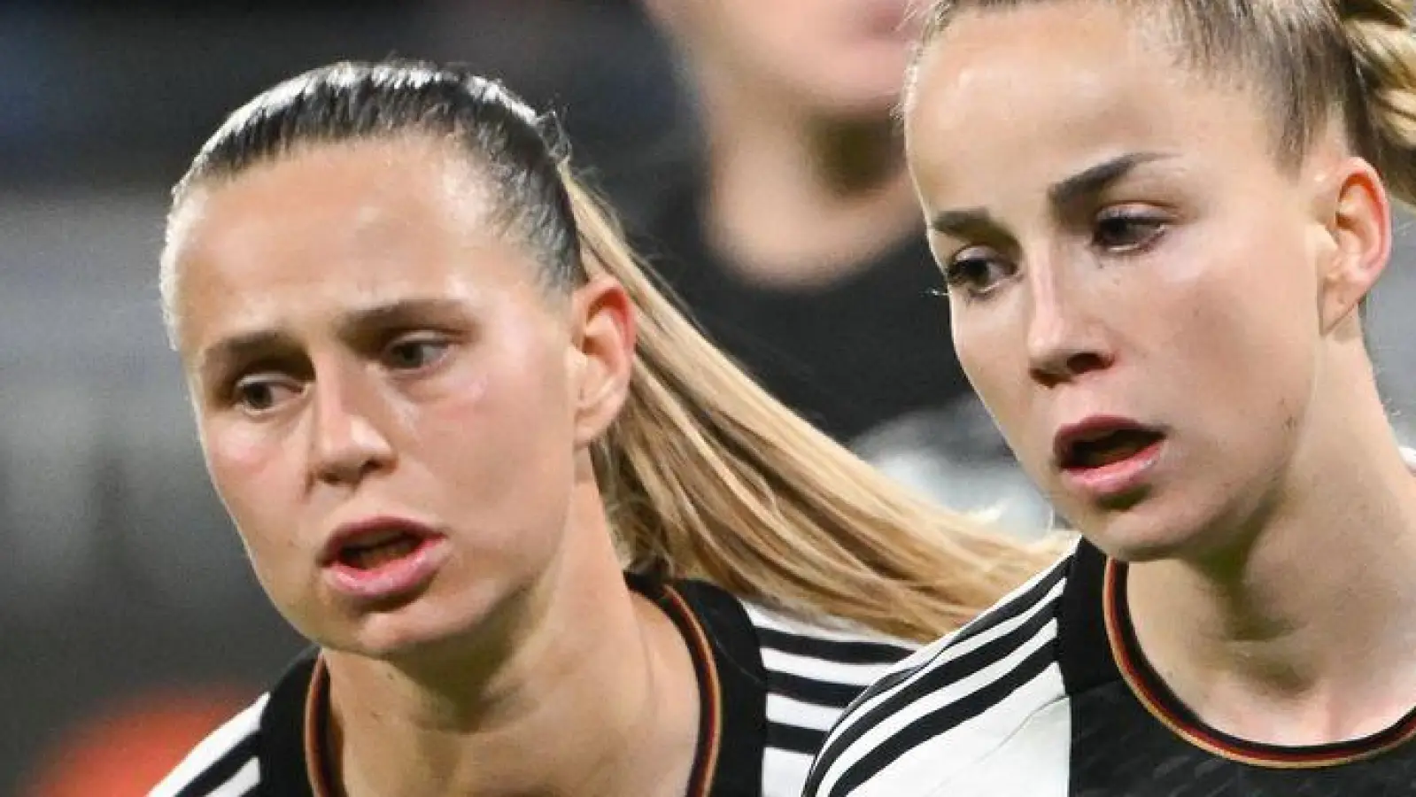 Klara Bühl und Giulia Gwinn (r) könnten in den nächsten Wochen zurückkehren. (Archivbild) (Foto: Sebastian Christoph Gollnow/dpa)