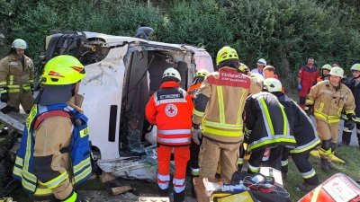 Aus dem demolierten Fahrzeug kam der Fahrer mit nur leichten Verletzungen heraus. (Foto: Kreisfeuerwehrverband/Rainer Weiskirchen)