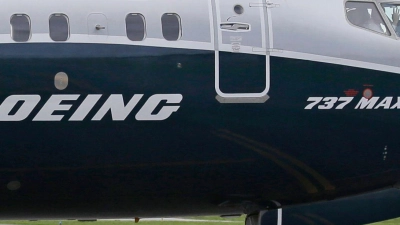 Nach dem Beinahe-Unglück bei einer Boeing 737-9 MAX tritt die Führungsriege des US-Flugzeugbauers zum Ende des Jahres ab. (Foto: Ted S. Warren/AP/dpa)