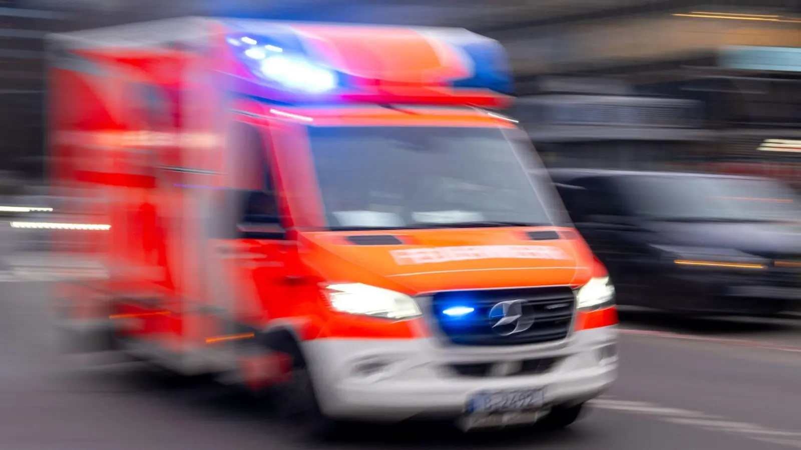 Nach dem Zusammenstoß wurde die Fahrerin ins Krankenhaus gebracht. (Symbolbild) (Foto: Monika Skolimowska/dpa)